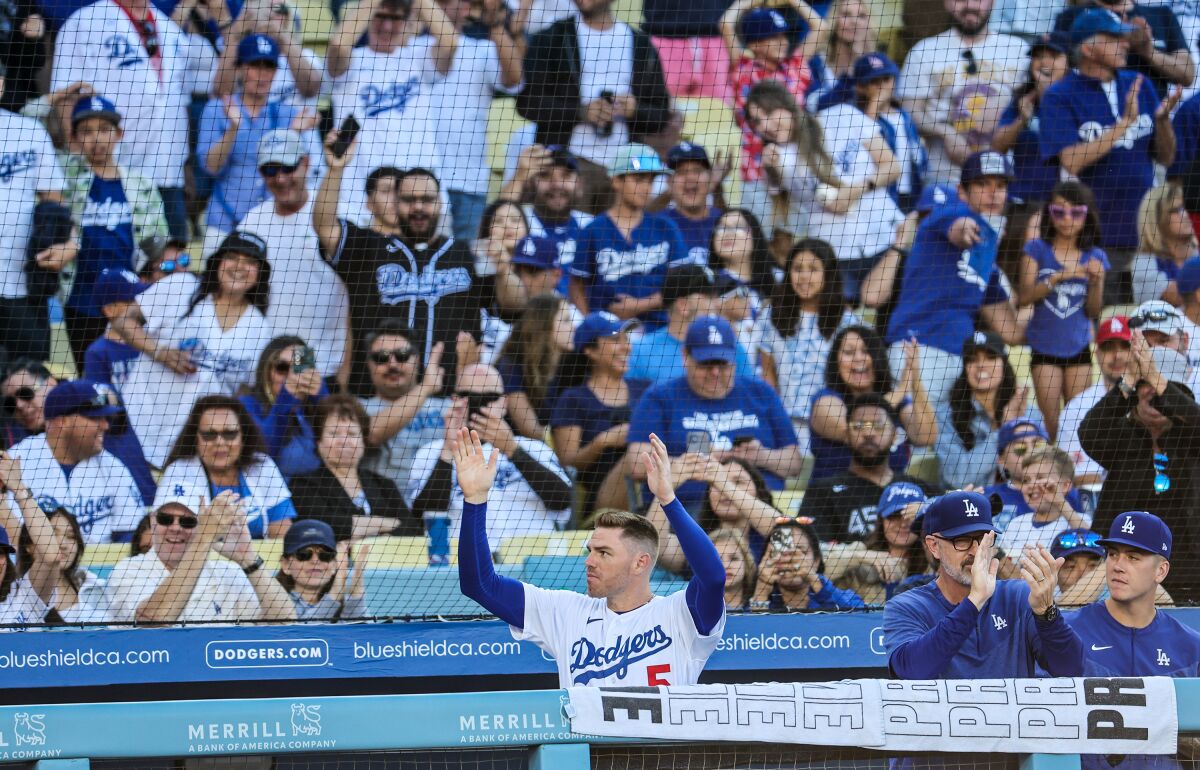 Los Angeles, Kaliforniya, 25 Haziran 2023 Pazar - Los Angeles Dodgers birinci kaleci Freddie Freeman.