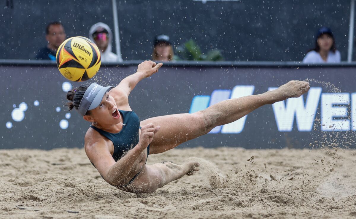 Betsi Flint plonge pour le ballon lors du match de championnat féminin à l'AVP Manhattan Beach Open.