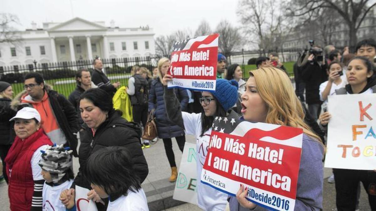 Los defensores de los inmigrantes protestan cerca de la Casa Blanca en contra de las redadas planeadas para detener a las personas que viven en los Estados Unidos a pesar de las órdenes oficiales de deportación.