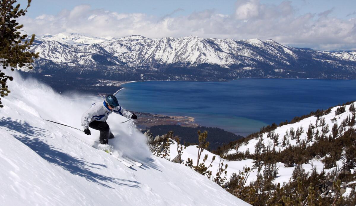 ARCHIVO - Un esquiador desciende en la estación de esquí Heavenly, en South Lake Tahoe, California, 