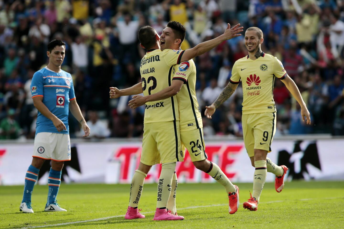 Oribe Peralta c) celebra su gol ante Cruz Azul, en juego de la jornada 7 del Torneo Apertura en el Estadio Azul.