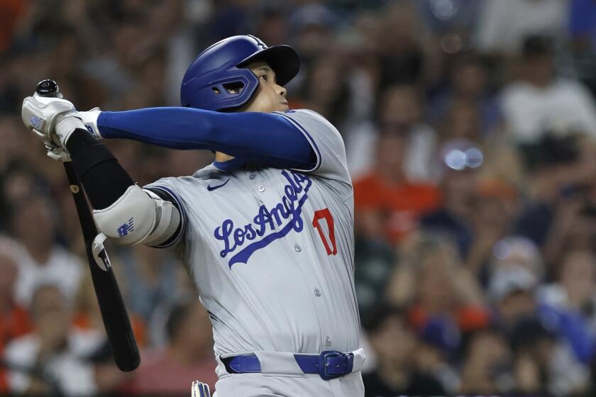 El japonés Shohei Ohtani, de los Dodgers de Los ?ngeles, pega un doble en el juego del viernes 12 de julio de 2024, ante los Tigres de Detroit (AP Foto/Duane Burleson)