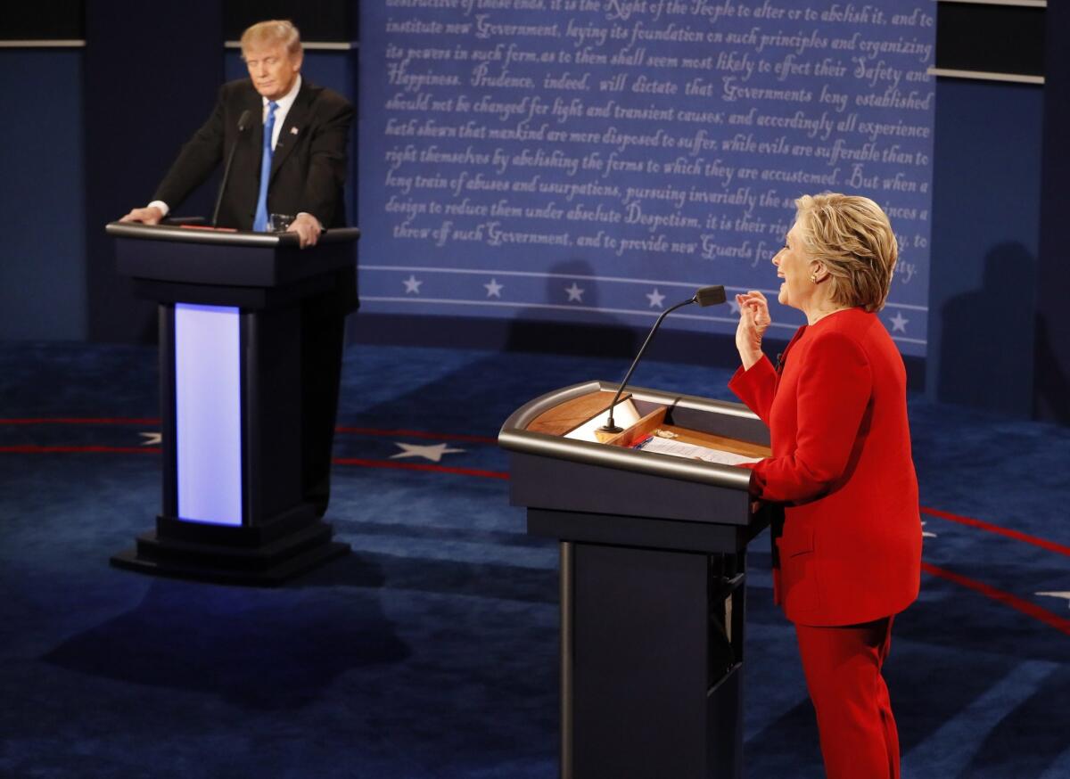 El candidato republicano a la presidencia de Estados Unidos Donald Trump (i) y su rival demócrata Hillary Clinton (d) durante su primer debate hoy, lunes 26 de septiembre de 2016, en la Universidad Hosfra de Hempstead, Nueva York (EE.UU.). EFE/RICK WILKING