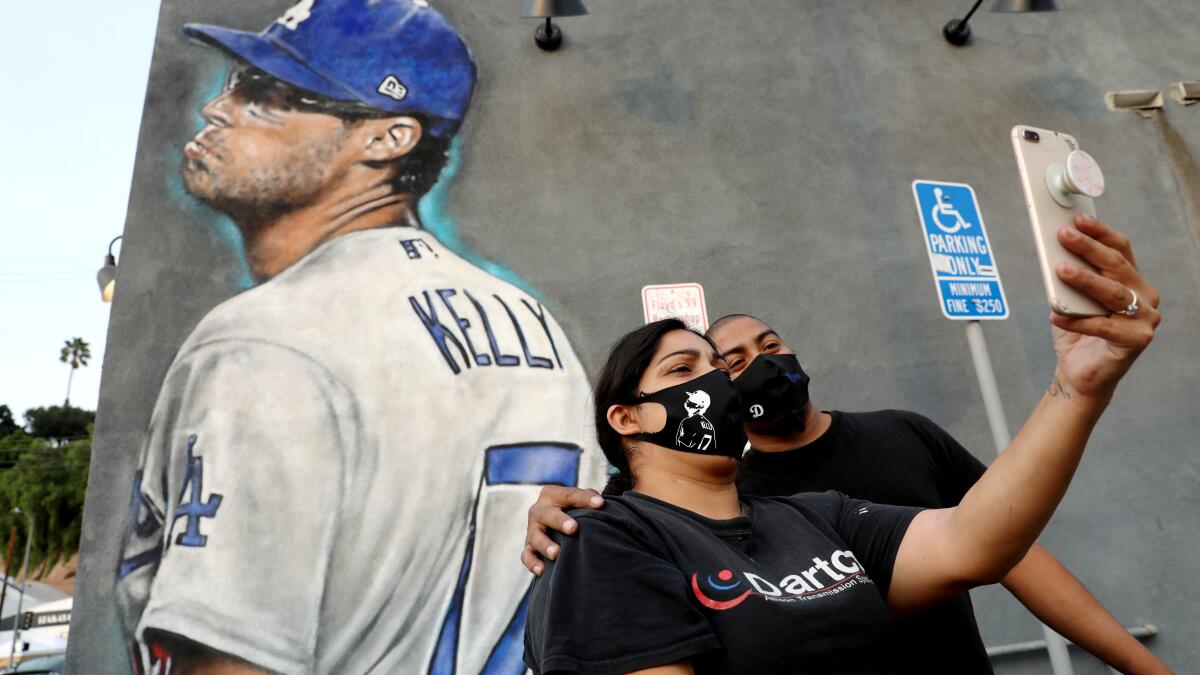 Muralist Jonas Never paints Dodger pitcher Joe Kelly's famous pouty-face  image – Daily News