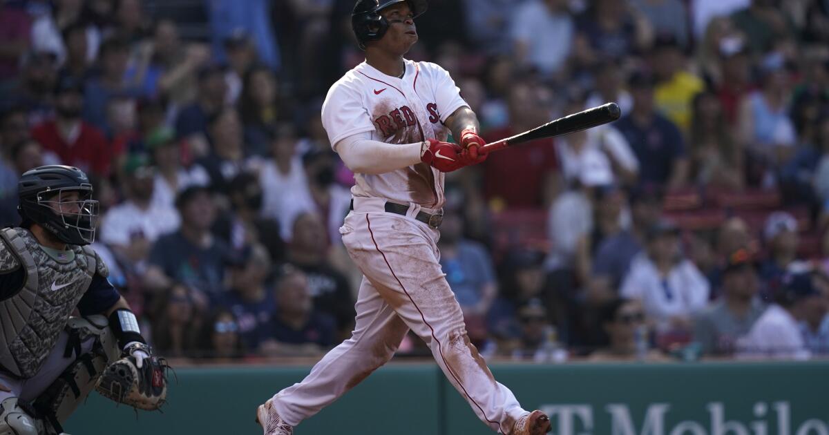 Rafael Devers' late home run lifts Red Sox over Mariners 2-0