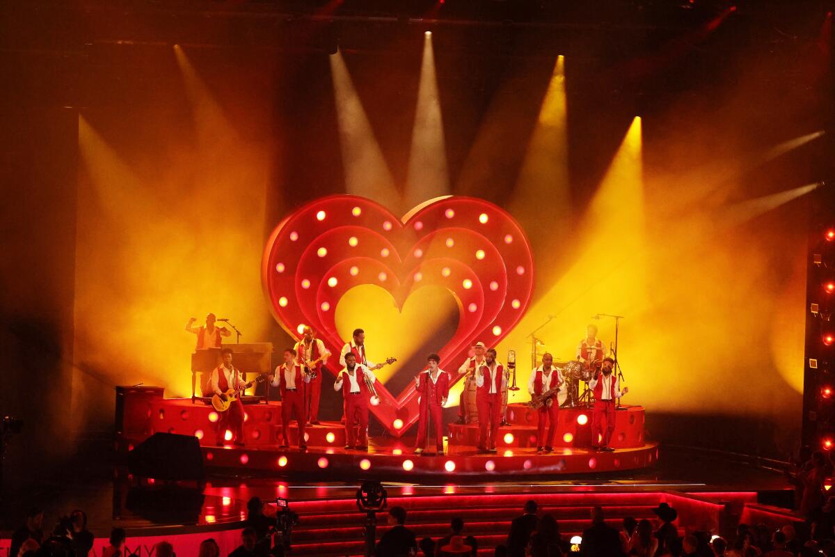 Bruno Mars se apresenta no palco do Grammy Awards.