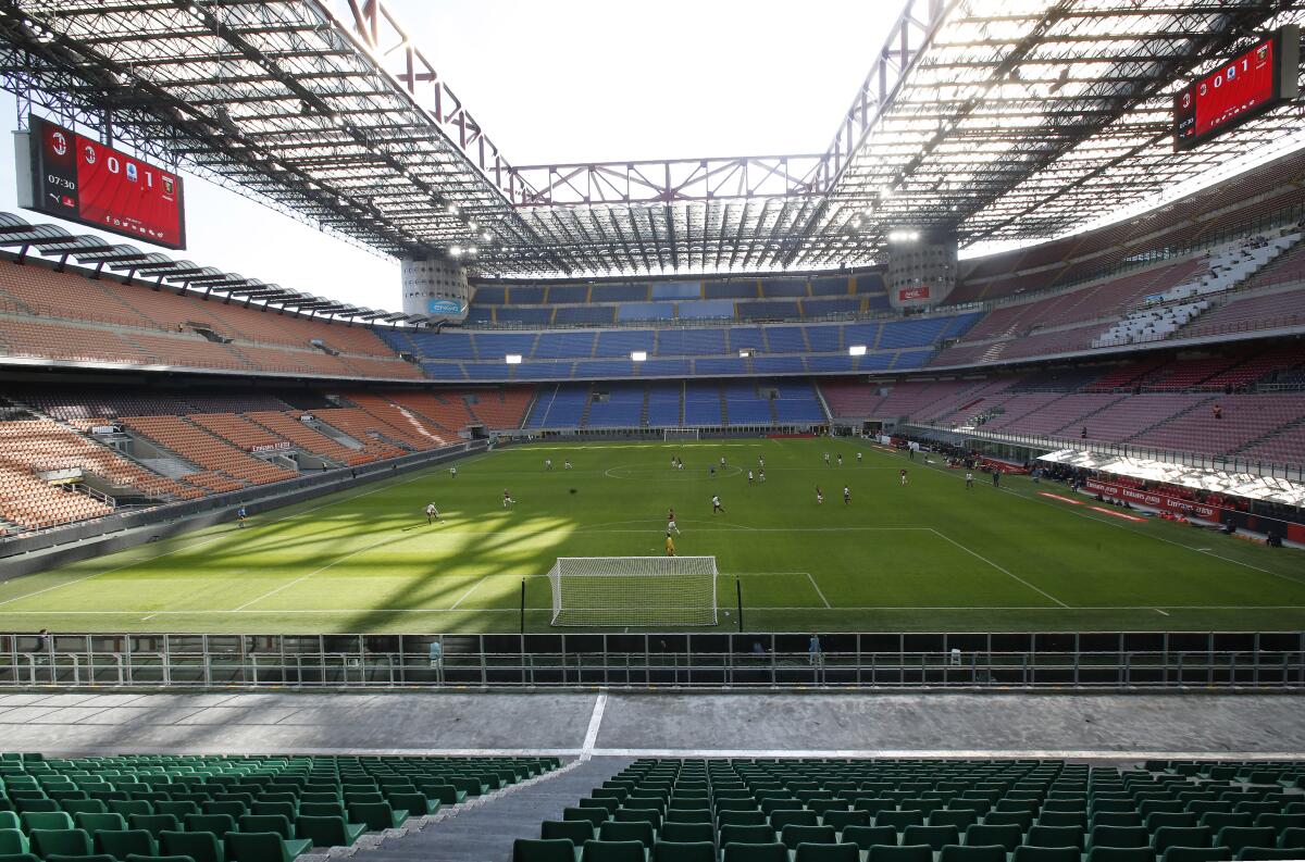 En esta foto del domingo 8 de marzo de 2020, vista del estadio San Siro de Milán sin público durante el partido entre el Milan y Genoa por la Serie A italiana. (AP Foto/Antonio Calanni, archivo)
