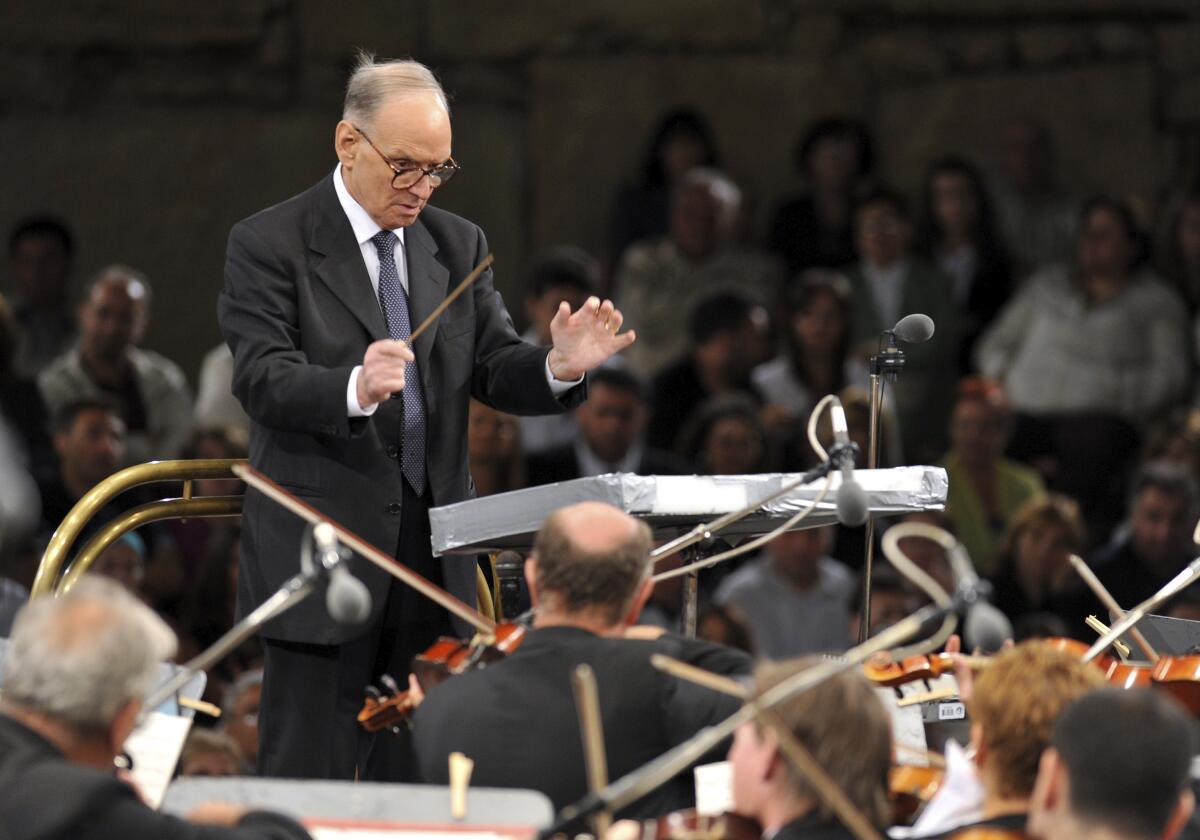 En esta fotografía de archivo el compositor italiano Ennio Morricone dirige a la Orquesta Sinfónica de Budapest.