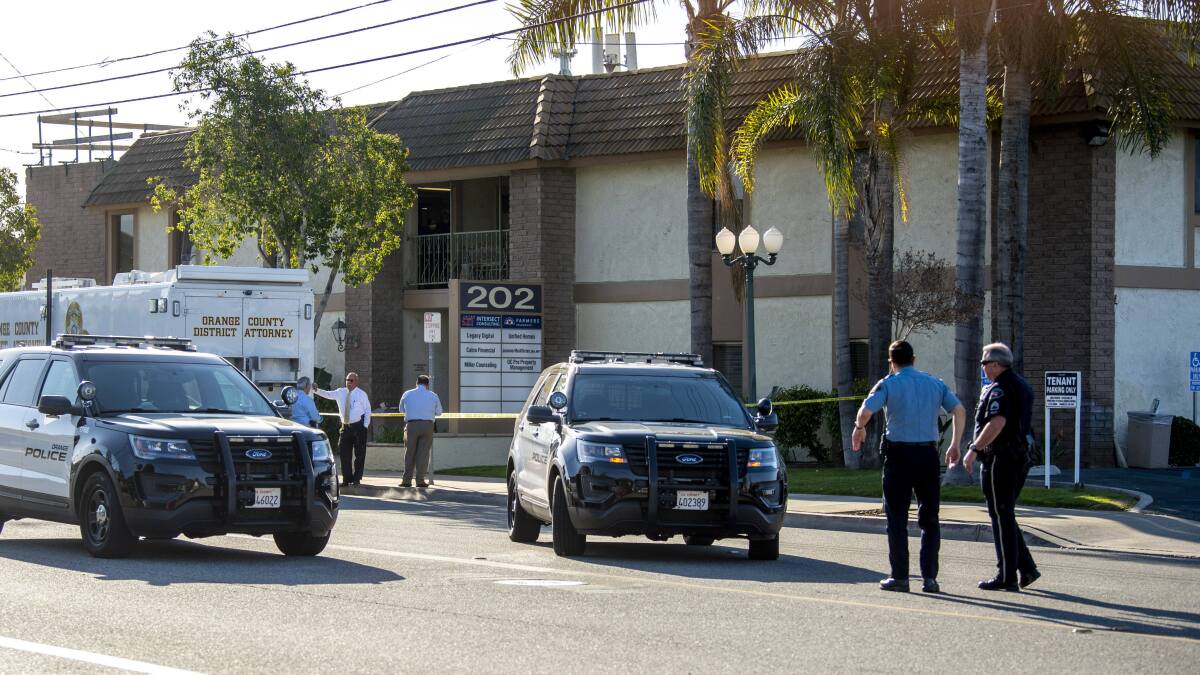 Unos agentes trabajan afuera de la escena de un tiroteo en Orange, California. 