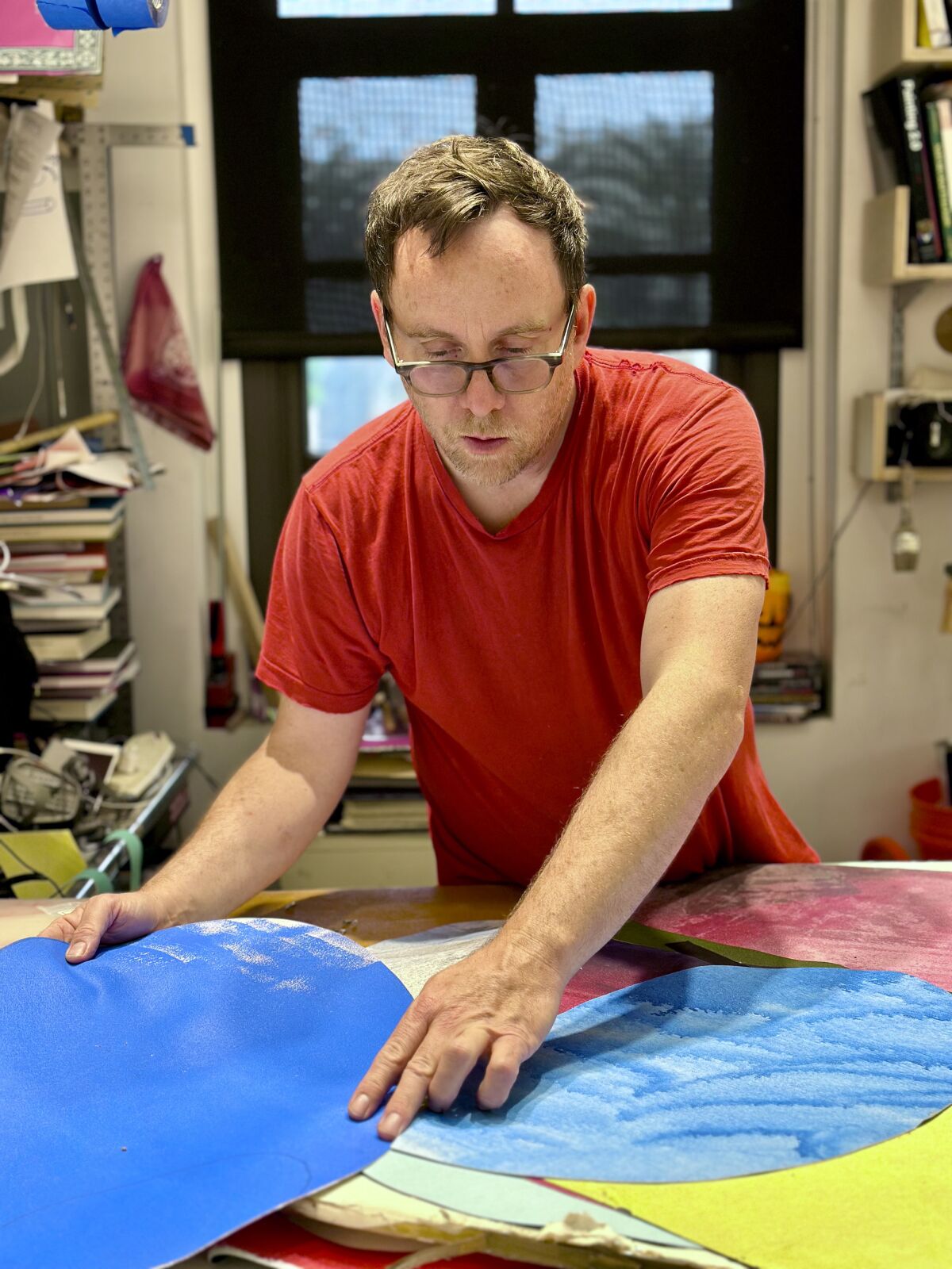 L'artista di San Diego Matt Rich lavora nel suo studio.