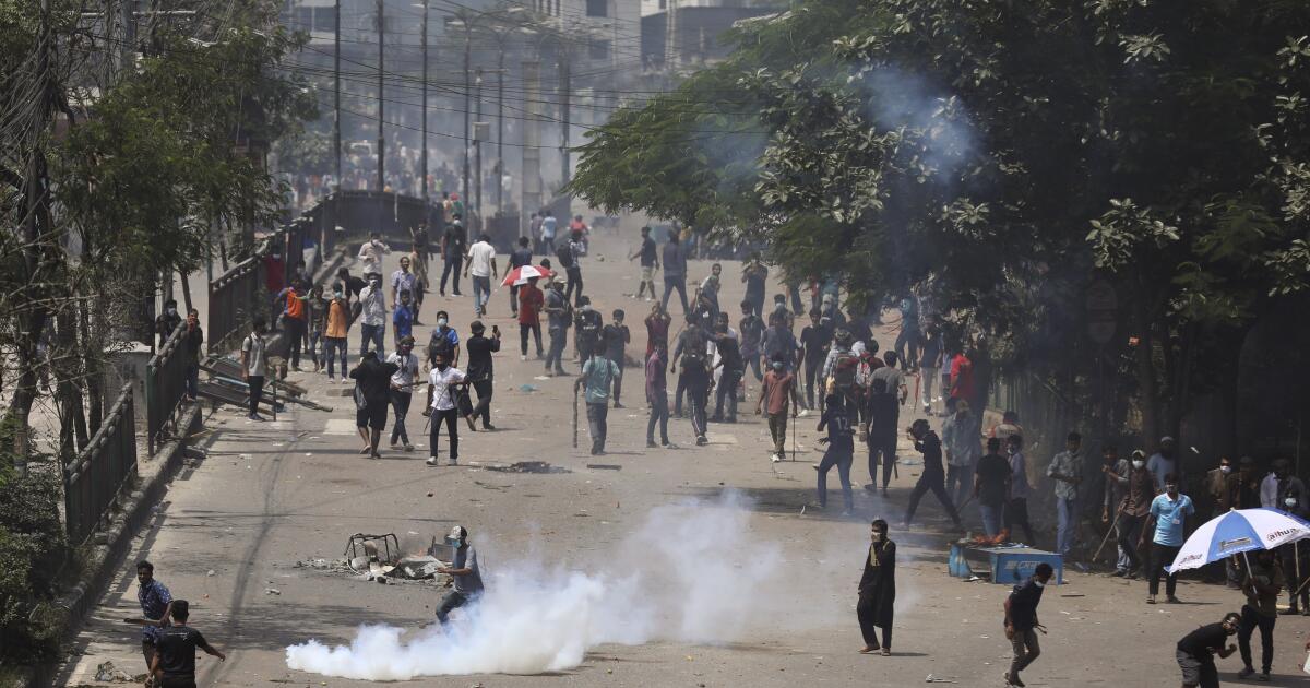 La Corte Suprema de Bangladesh ha reducido la cuota de empleo del gobierno después de los mortales disturbios.