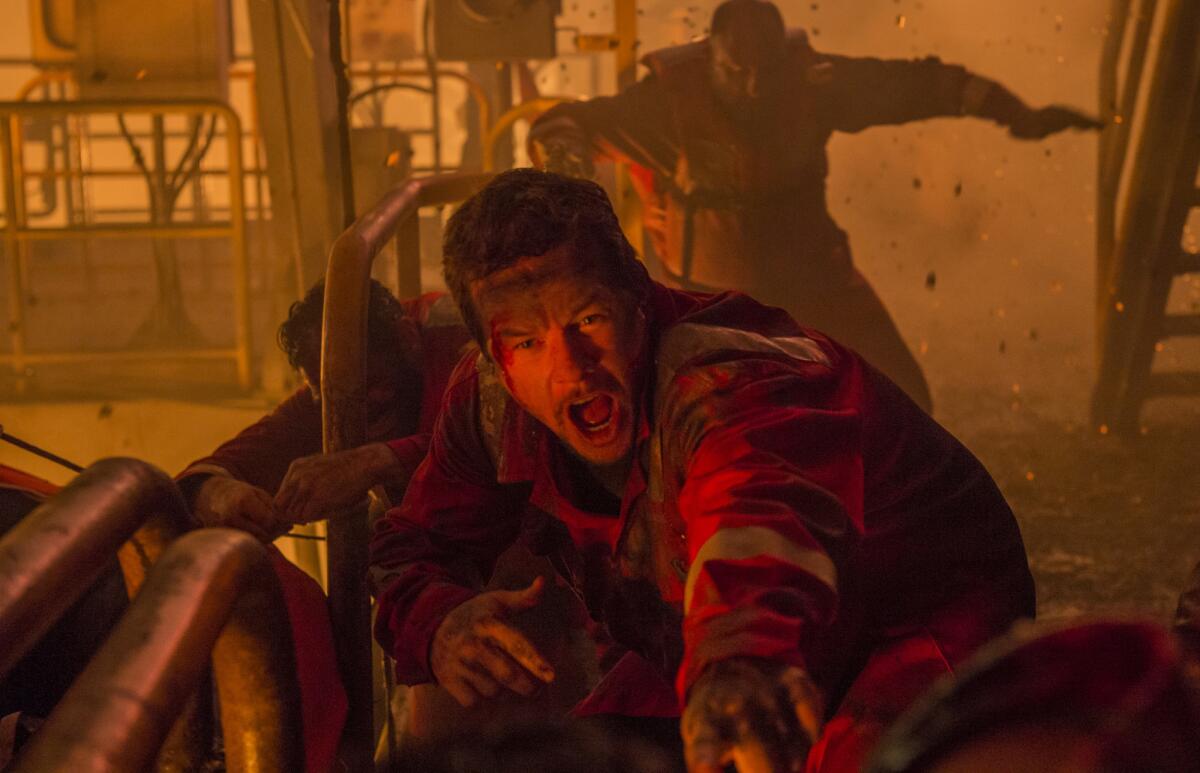 En esta escena de la cinta “Deepwater Horizon”, Mark Wahlberg aparece en medio del incendio que azotó a una plataforma petrolera en el 2010.