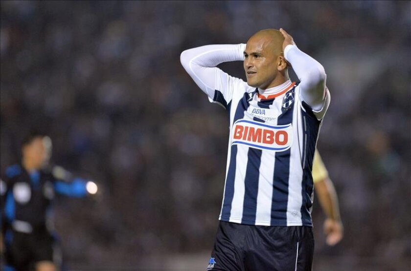 El Chileno Humberto Suazo Confirma Su Salida De Los Rayados De Monterrey San Diego Union Tribune En Espanol [ 555 x 840 Pixel ]