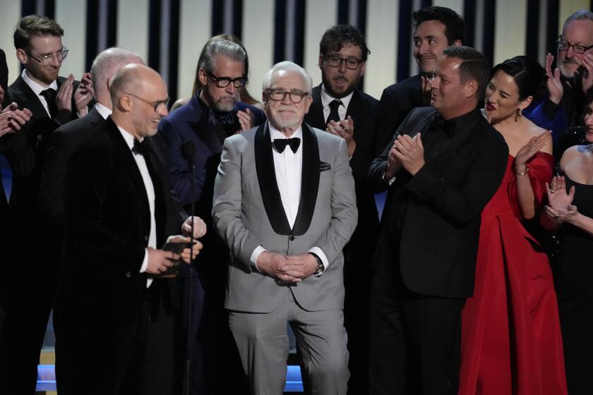 Jesse Armstrong, izquierda, Brian Cox y el equipo de "Succession" reciben el premio a mejor serie de drama en la 75a edición de los Premios Emmy el lunes 15 de enero de 2024 en el Teatro Peacock de Los Ángeles. (Foto AP/Chris Pizzello)