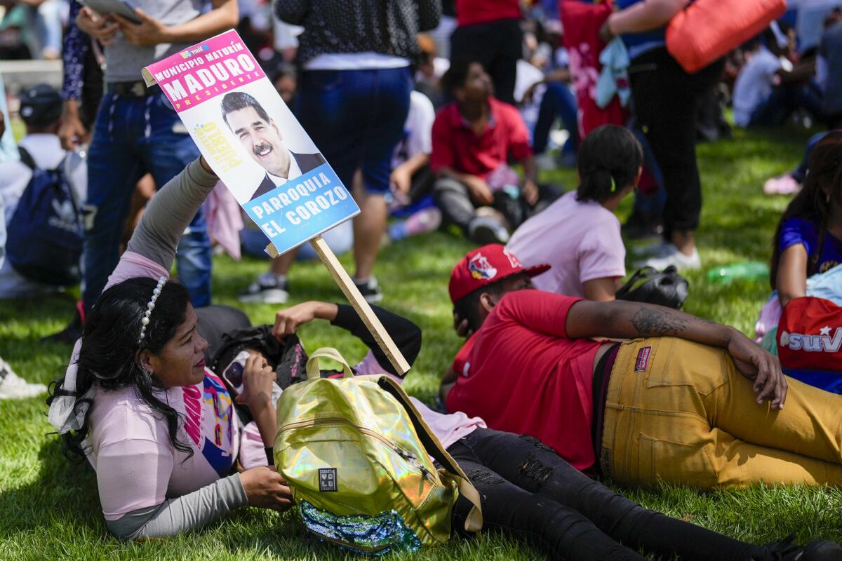 Seguidores del presidente venezolano, Nicolás Maduro, esperan para el 
