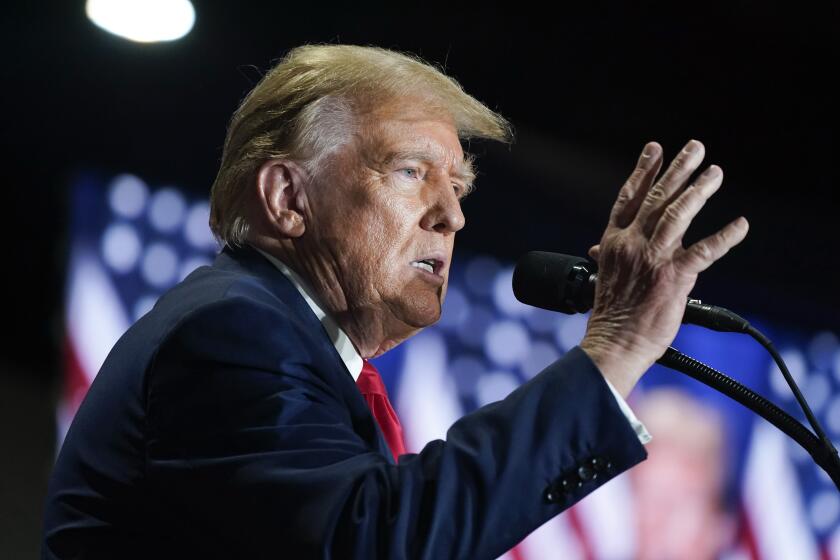 El precandidato presidencial republicano, el expresidente Donald Trump, habla en un mitin de campaña el sábado 2 de marzo de 2024, en Richmond, Va. (AP Foto/Steve Helber)