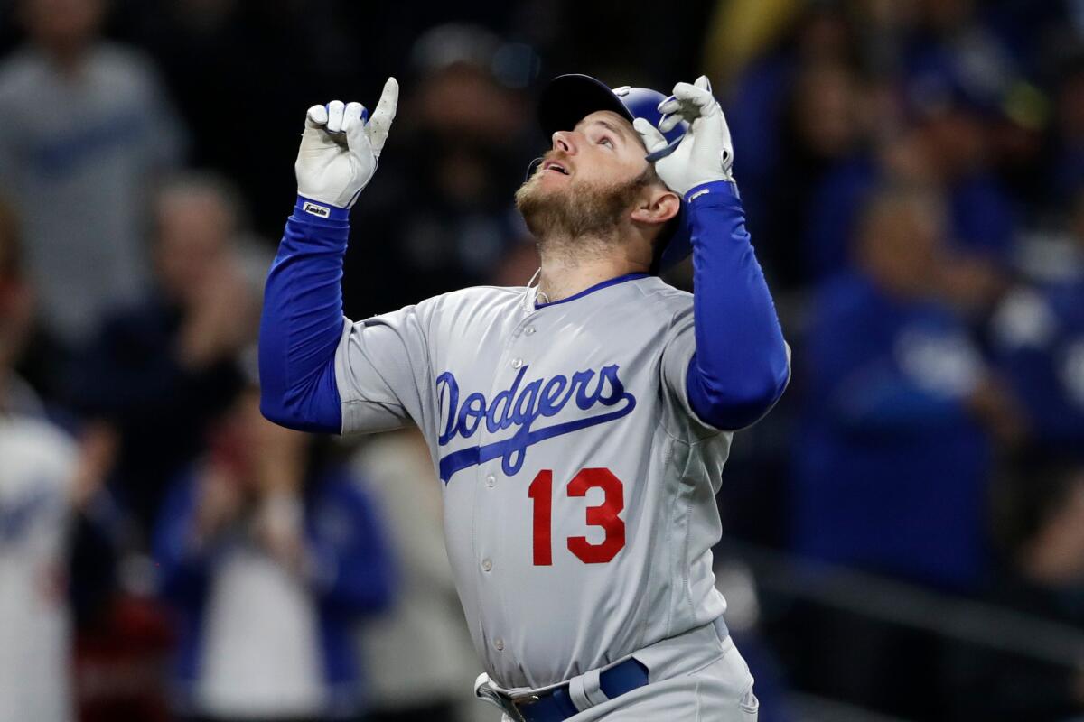 El jugador de los Dodgers de Los Ángeles Max Muncy reacciona tras disparar un jonrón de dos carreras en el tercer inning del juego de la MLB que enfrentó a su equipo con los Padres de San Diego, el 18 de abril de 2018, en San Diego. (AP Foto/Gregory Bull)