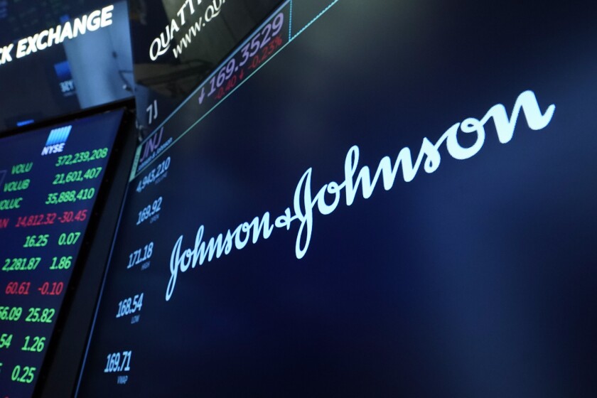 El logotipo de Johnson & Johnson aparece en una pantalla en el piso de la Bolsa de Valores de Nueva York, el 12 de julio de 2021. (AP Foto / Richard Drew, Archivo)