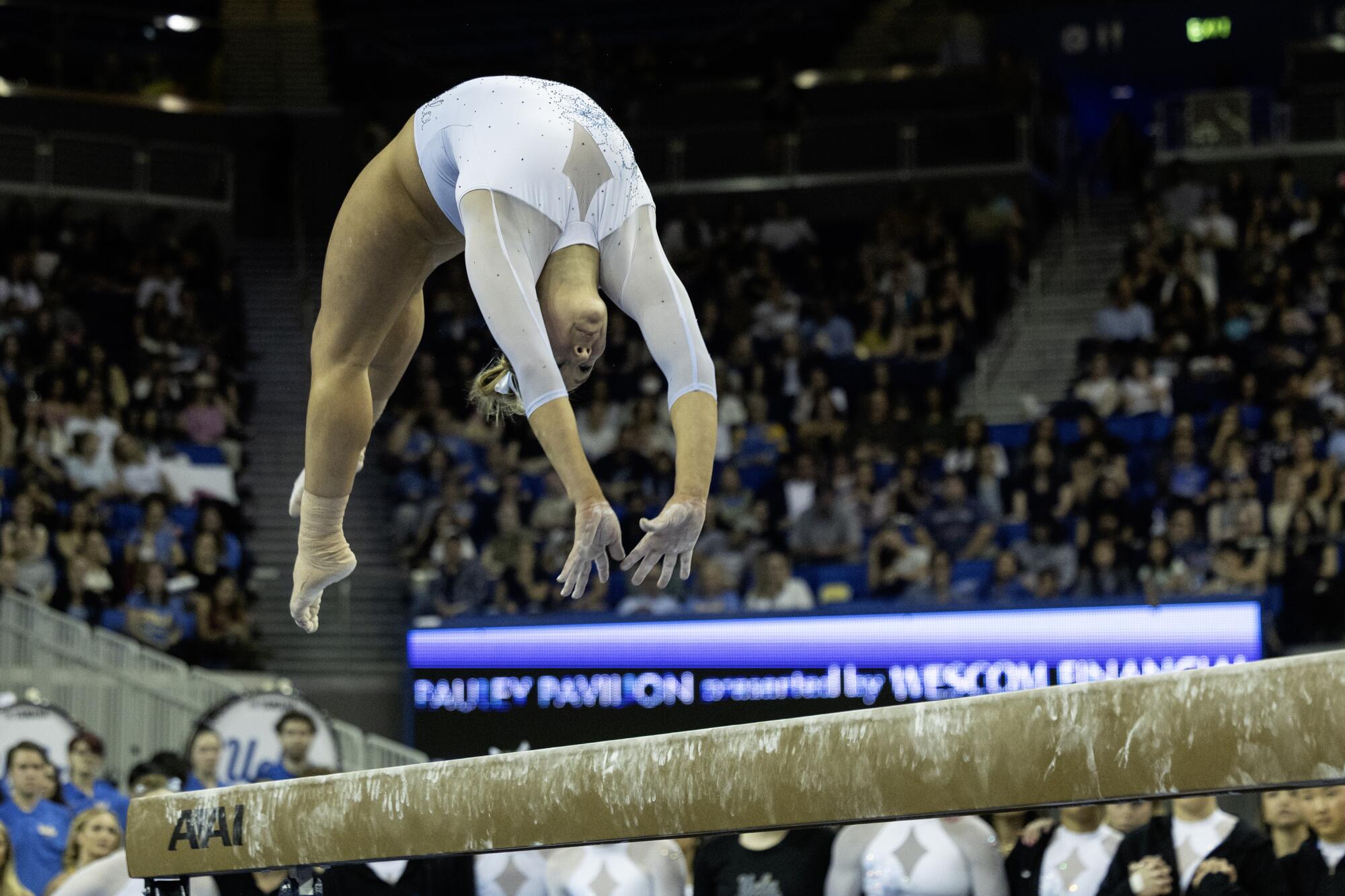 UCLA'dan Katelyn Rosen, Cuma günü Pauley Pavilion'da Bruins'in dörtlü karşılaşma galibiyetinde denge aleti üzerinde yarışıyor.