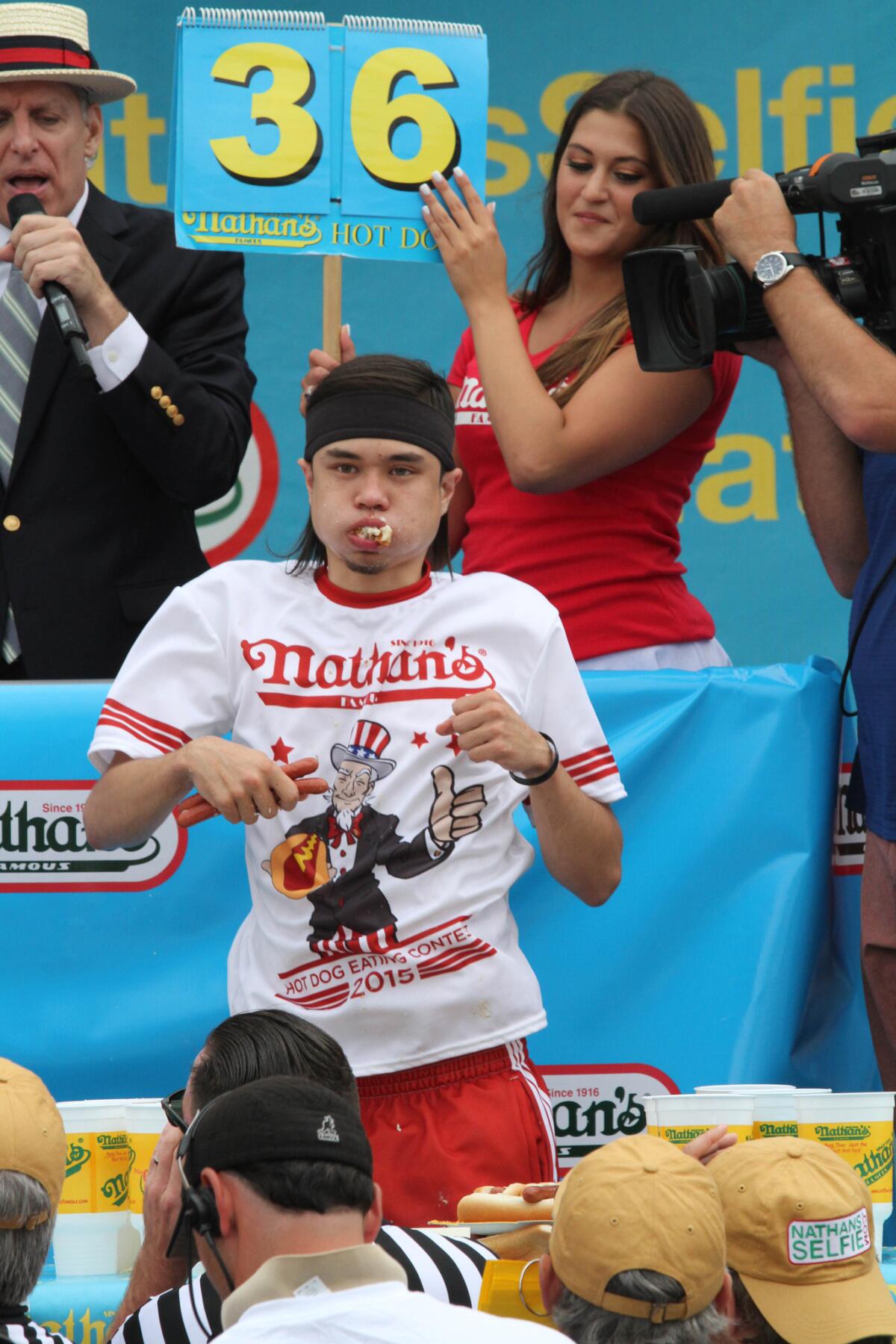 Matt Stonie compite en el Concurso Anual de Comedores de Hot Dogs del 4 de Julio el sábado 4 de julio de 2015 en Coney Island, Nueva York. Stonie ganó al comer 62 hot dogs en 10 minutos.