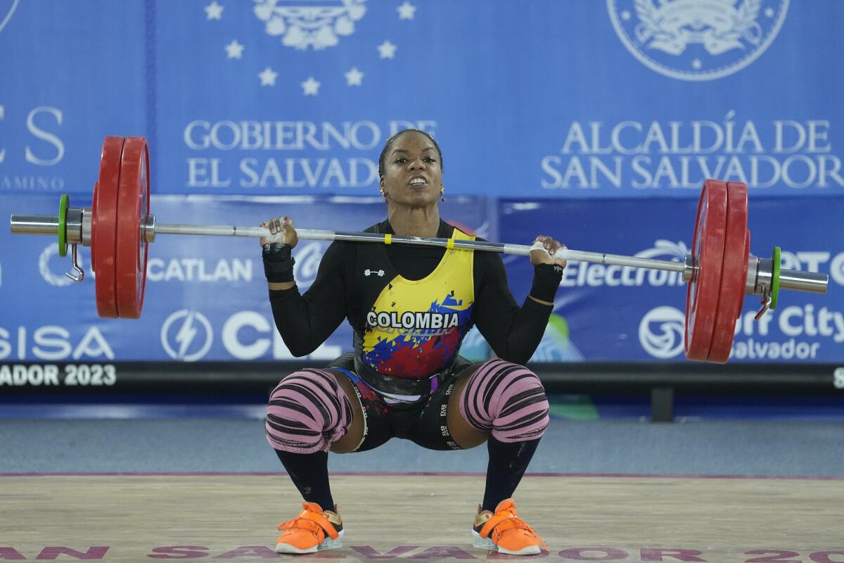 Nathalia Llamosa, de Colombia, compite en el levantamiento de pesas, dentro de la categoría de los 64 kilogramos, el domingo 25 de junio de 2023, en San Salvador (AP Foto/Arnulfo Franco)