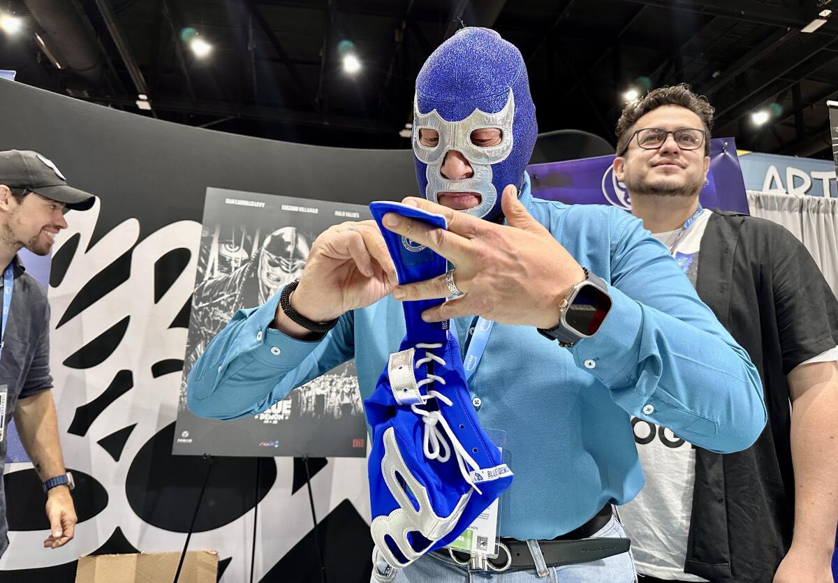 Blue Demon Jr., firma una máscara en el booth 5017 de la Comic-Con de San Diego
