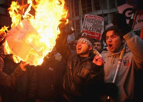 London protesters burn Israel's flag