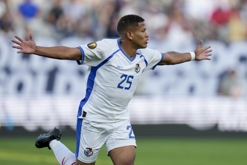 Ivan Anderson, zaguero de la selección de Panamá, celebra su gol durante un partido de la Copa de Oro ante Estados Unidos, el miércoles 12 de julio de 2023 en San Diego (AP Foto/Gregory Bull)