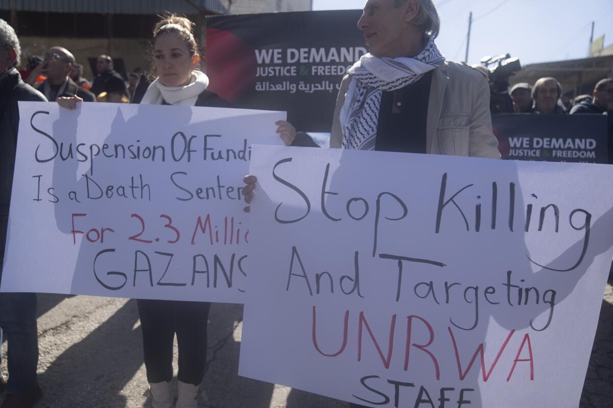 Palestinos protestan contra la suspensión de fondos de varios países donantes a la agencia