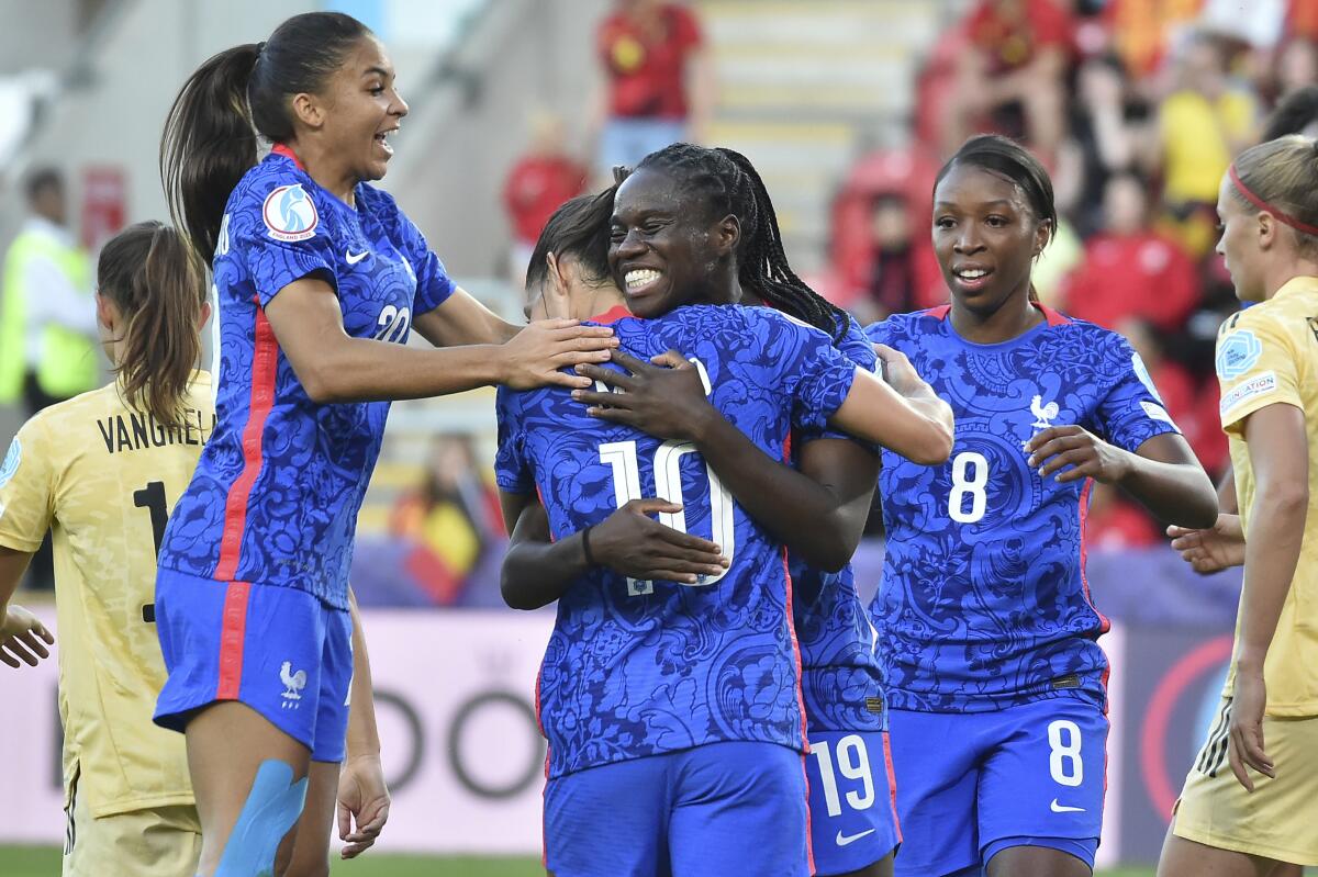 Las jugadoras de Francia celebran después de que Griedge Mbock Bathy anotara el segundo gol 