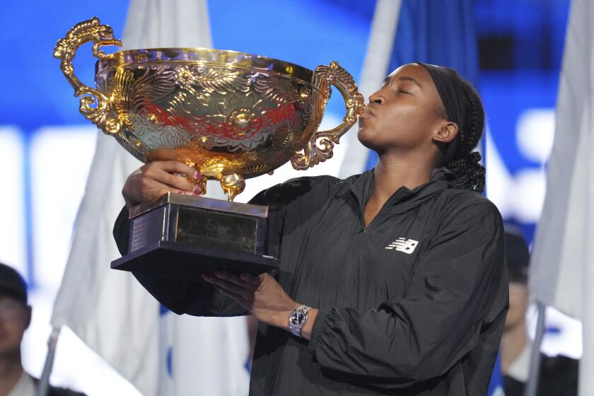 Coco Gauff besa el trofeo de campeona tras derrotar a Karolina Muchova en la final del Abierto de China, el domingo 6 de octubre de 2024, en Beijing. (AP Foto/Achmad Ibrahim)