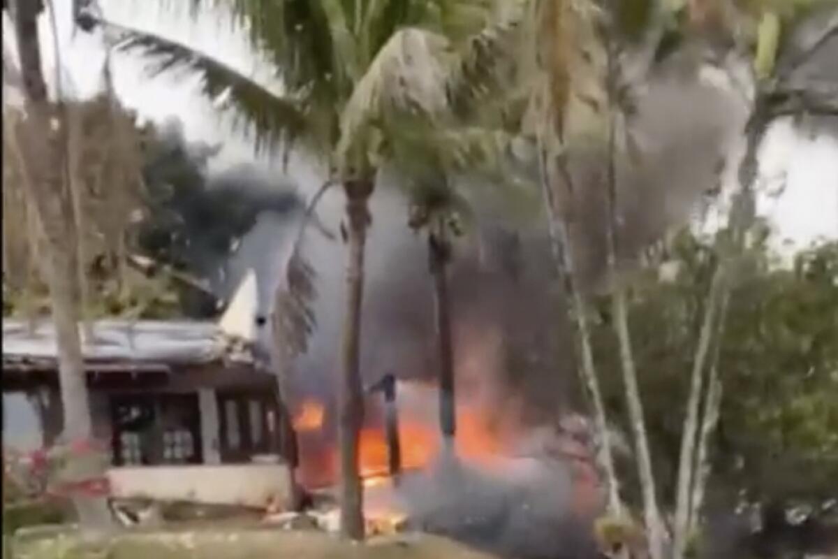 Esta imagen tomada de un video muestra fuego que sale de un avión que se estrelló