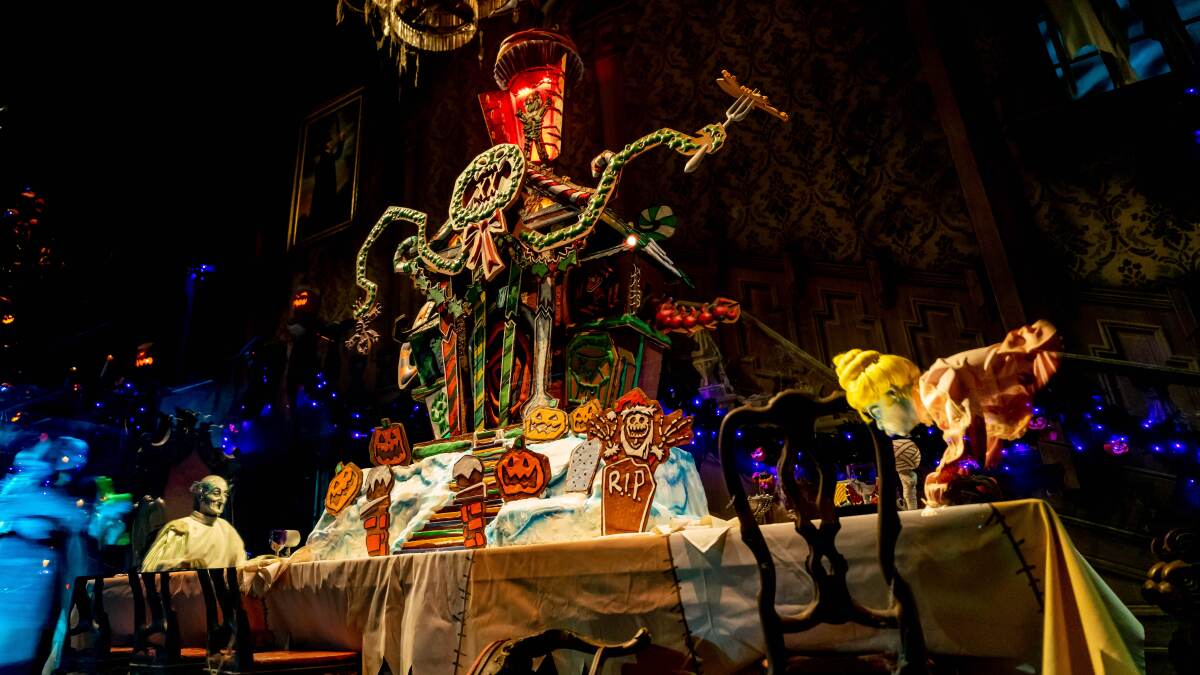Una casa de pan de jengibre de 13 pies en la Haunted Mansion Holiday este otoño en Disneyland.