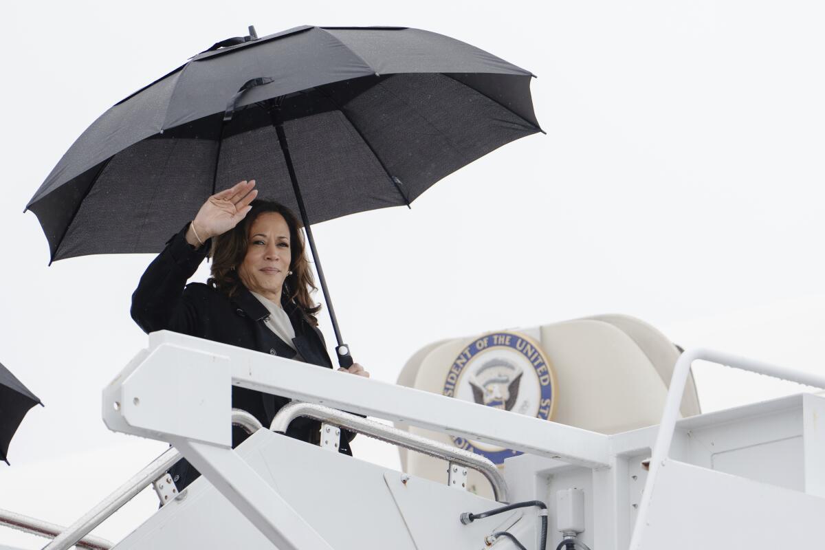 La vicepresidenta Kamala Harris aborda el avión oficial del vicepresidente de Estados Unidos, 