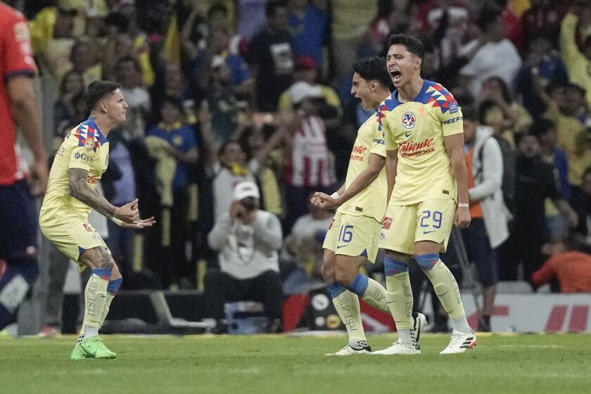 Los jugadores del América festejan su victoria sobre Guadalajara en la vuelta de las semifinales de la Liga MX, el sábado 18 de mayo de 2024, en el Estadio Azteca (AP Foto/Eduardo Verdugo)