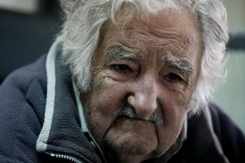 Archivo - El expresidente de Uruguay, José "Pepe" Mujica hace una pausa durante una entrevista en Montevideo, Uruguay, el 22 de julio de 2023. El jueves 5 de septiembre de 2024, Mujica fue ingresado en un hospital de Montevideo por tercera vez en menos de dos semanas; en abril, fue diagnosticado de cáncer en el esófago. (AP Foto/Natacha Pisarenko, Archivo)