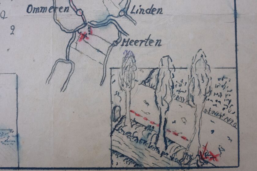 Detalle del mapa que muestra el lugar donde supuestamente está enterrado un botín de los nazis en Ommeren, cerca de Arnhem 23 de enero de 2023. El mapa se encuentra en el Archivo Nacional de Holanda en La Haya. El mapa con una cruz marcada en rojo ha desatado una búsqueda del tesoro en una pequeña población holandes.a (AP Foto/Peter Dejong)