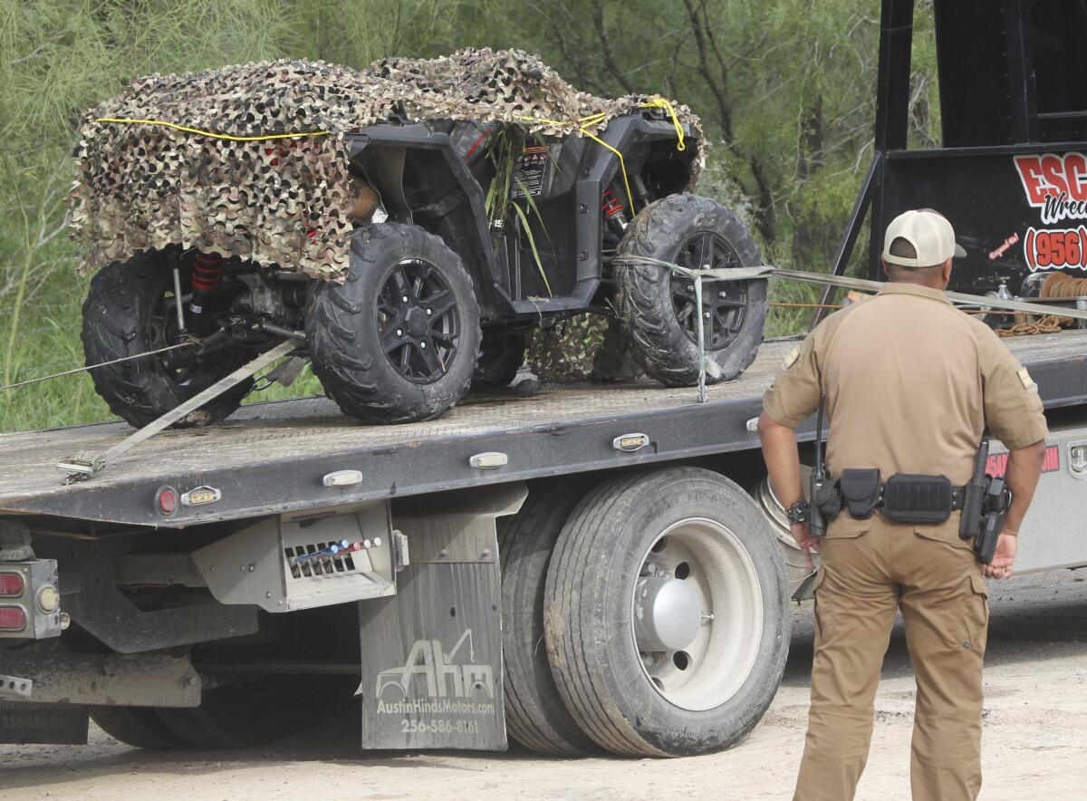 Un vehículo todoterreno es sacado del lugar donde murió un agente de la Patrulla Fronteriza de EEUU