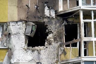 Ventanas rotas y restos de un incendio, en la fachada del edificio residencial contra el que se estrelló un drone en Voronezh, Rusia, el 9 de junio de 2023. (Ara Kilanyants/Kommersant Publishing House via AP)