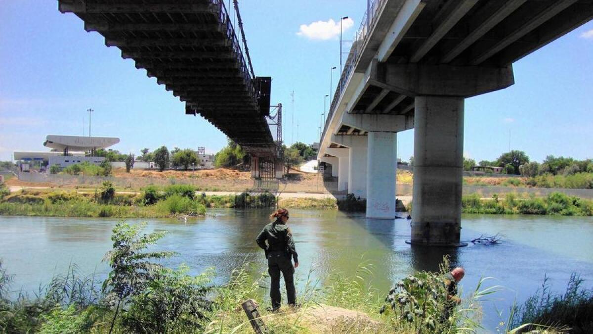 La agente de la Patrulla Fronteriza Erica Sánchez, de 33 años, en búsqueda de inmigrantes a las orillas de Rio Grande, cerca de Roma, Texas.