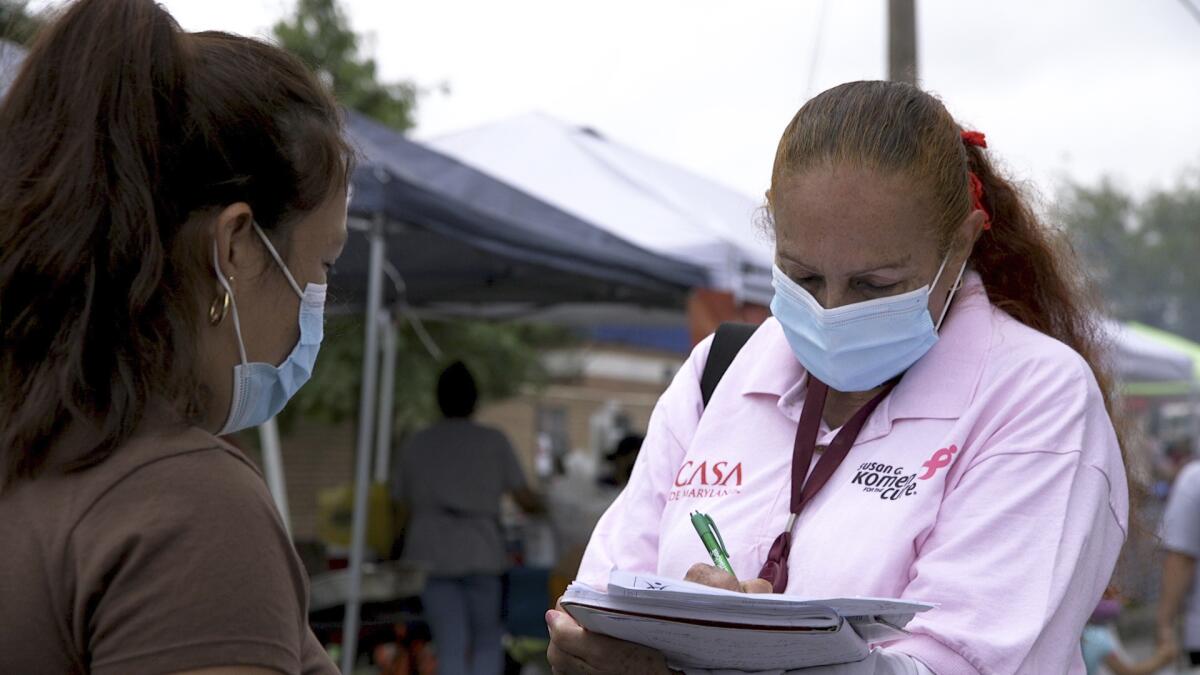 Una promotora de salud de CASA, un grupo hispano de apoyo, trata de registrar a hispanos como voliuntaros