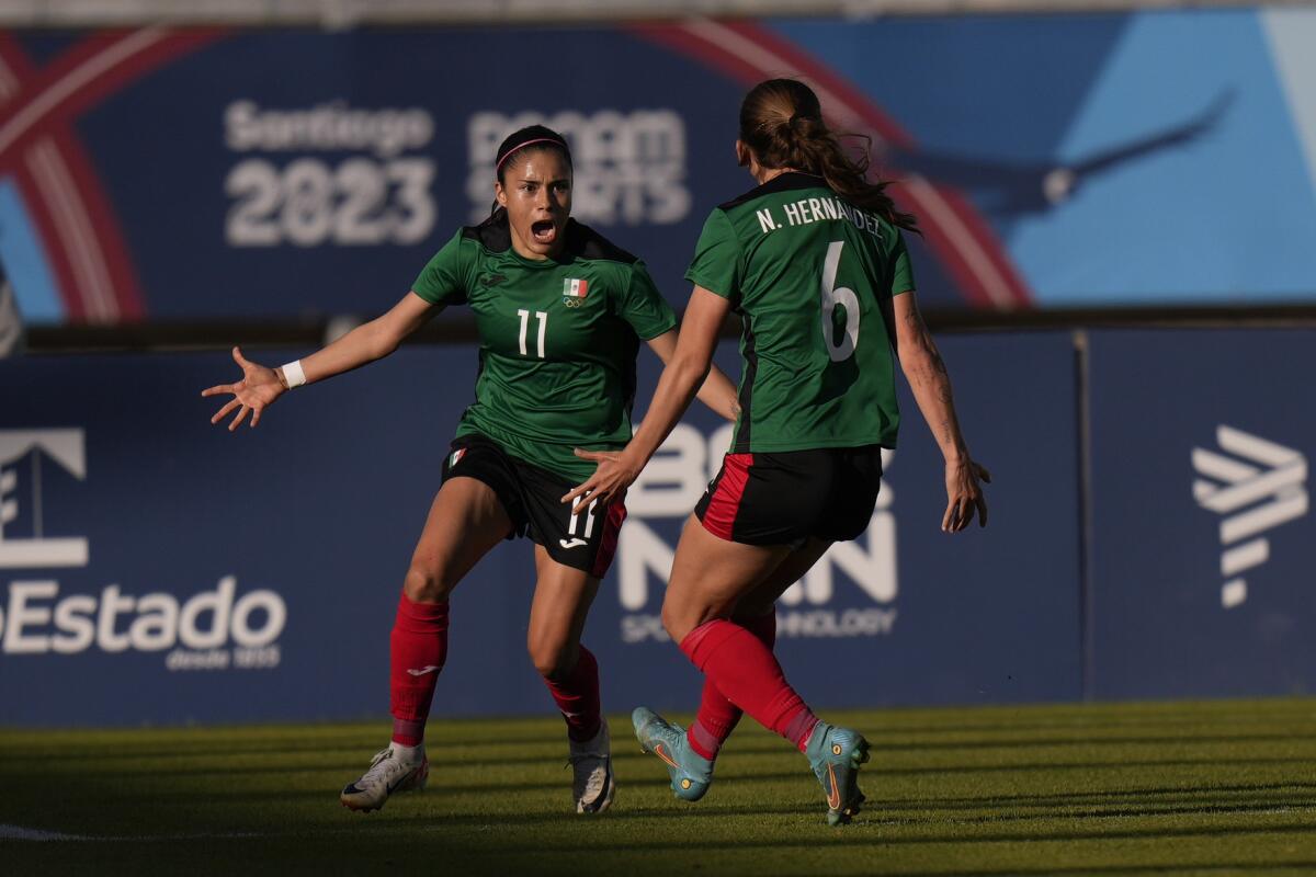 Lisbeth Ovalle (izquierda) celebra tras anotar el segundo gol de México en la victoria 2-0 ante Argentina