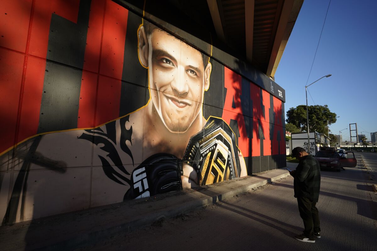 El artista Mode Orozco frente al nuevo mural de Brandon Moreno ubicado en Tijuana 