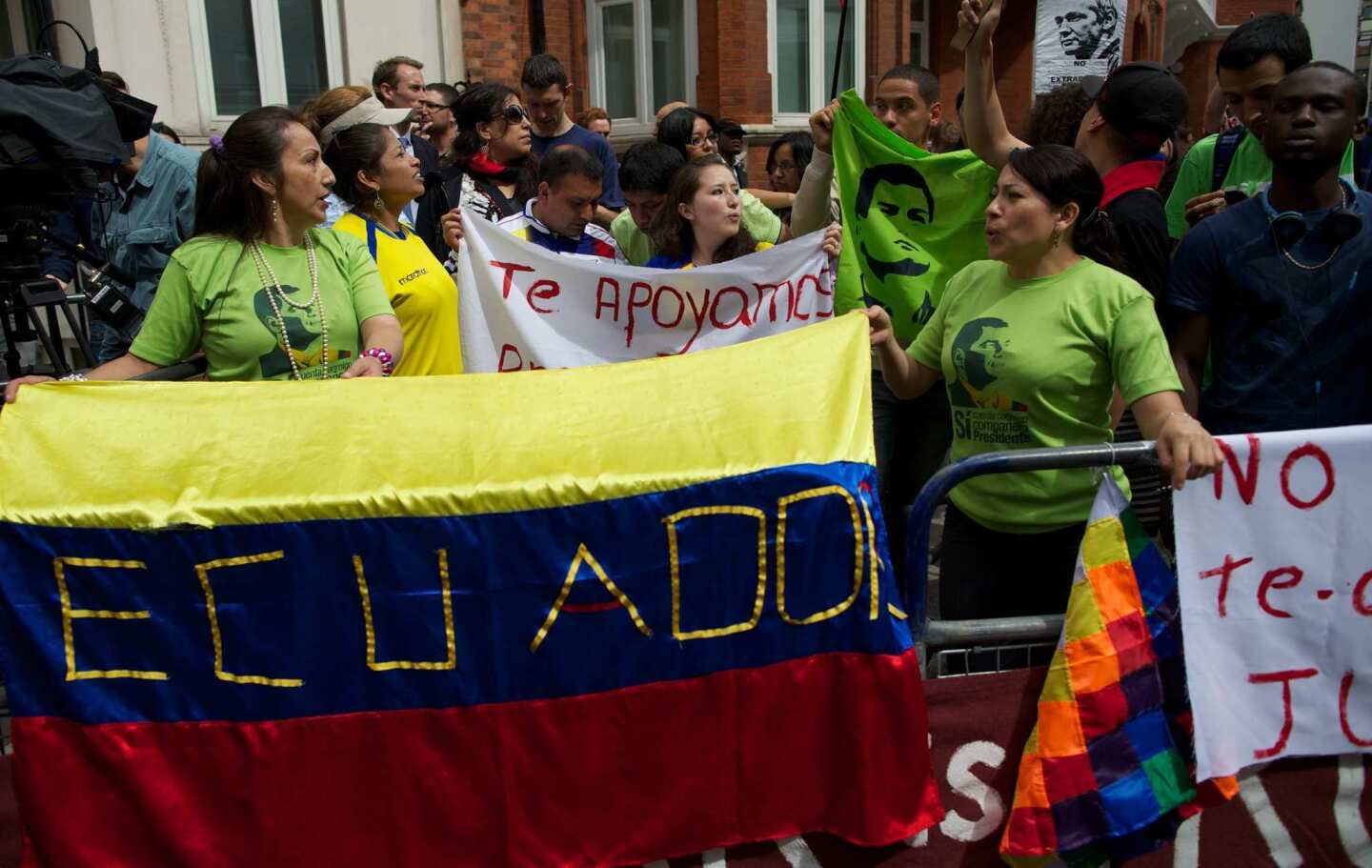 Ecuadorians and supporters of Julian Ass