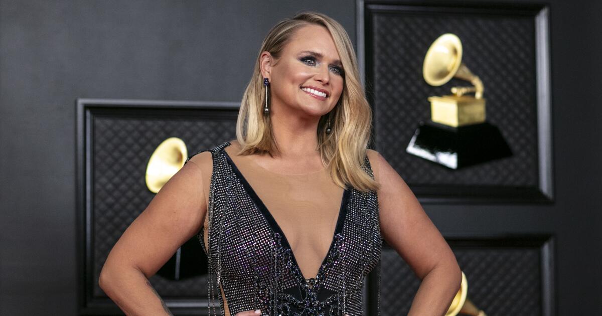 Miranda Lambert scolds fans again from the stage: ‘Your head is turned the wrong way’
