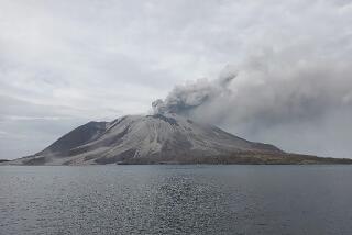 El volcán Ruang se ve durante una erupción desde la isla Tagulandang, Indonesia, el miércoles 1 de mayo de 2024. El volcán Ruang entró en erupción el martes por segunda vez en dos semanas y expulsó cenizas a 2 kilómetros de altura.(AP Foto/ Hendra Ambalao)