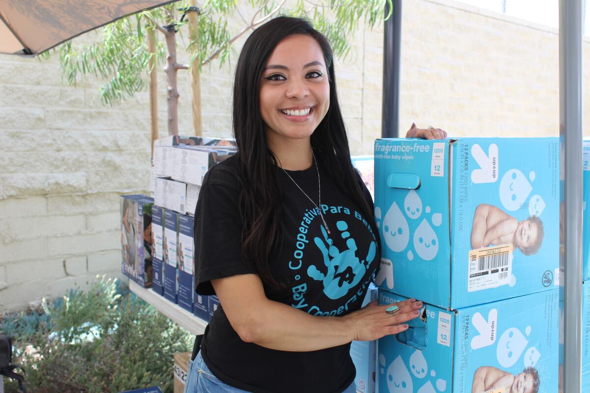 Irene Montantes se prepara para repartir cajas de pañales para las familias de bajos recursos.