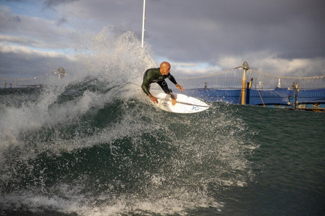 Kelly Slater chevauche une vague sur sa planche de surf