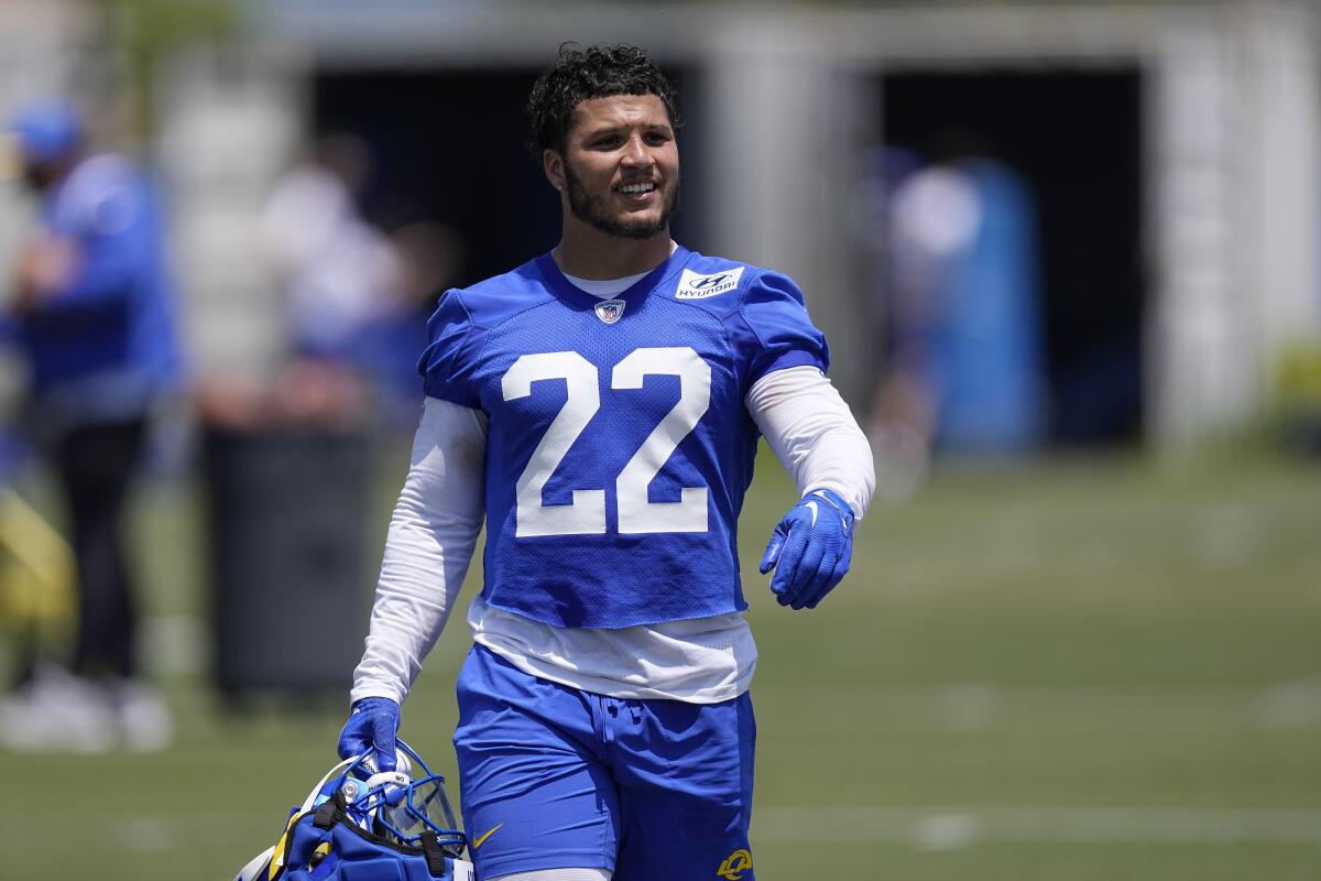 র্যামস রুকি ব্লেক কোরাম অফসিজন অনুশীলনের সময় মাটিতে আঘাত করে র্যামস রুকি ব্লেক কোরাম অফসিজন অনুশীলনের সময় মাটিতে আঘাত করে