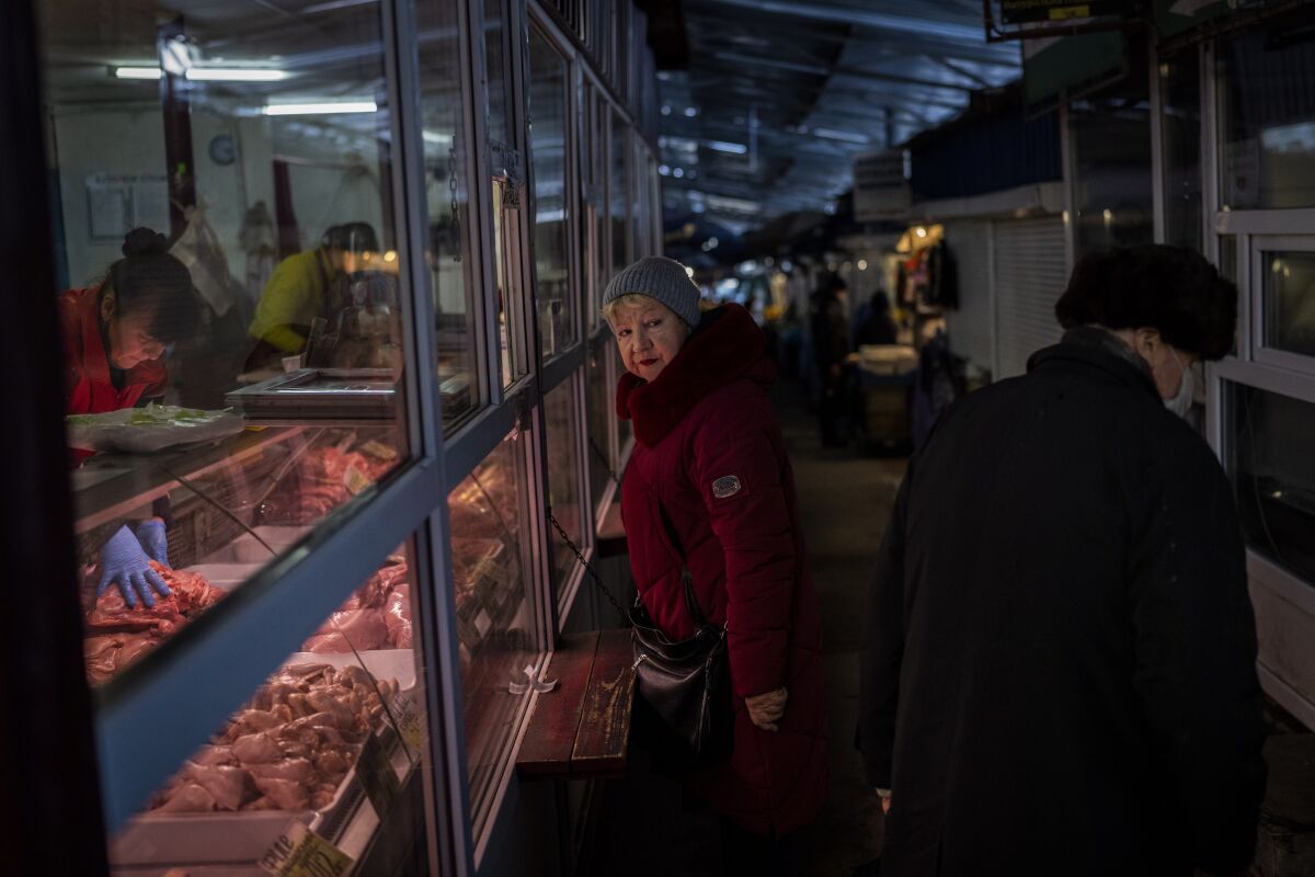 Una mujer compra carne en un mercado en Kiev, Ucrania, el jueves 1 de diciembre de 2022. 